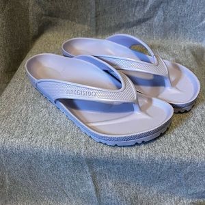 NEVER WORN Birkenstock flip flops in lilac